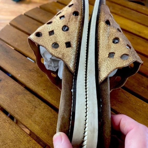 Diba True Fast Trak Slide Sandals in Gold Metallic Leather are a Size 7.5. EUC - Picture 7 of 8